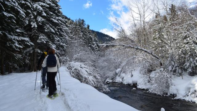 Raquetas de nieve en el puente de Moudang 1