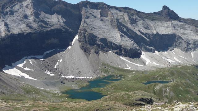 800px-Barroude-wall-lakes-Gerbats-Pyrenees
