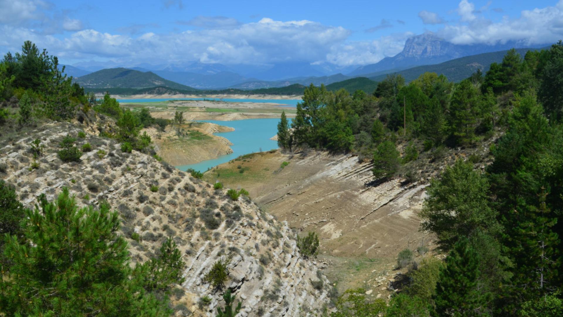 Le village englouti et le lac de Mediano en Espagne SaintLary Tourisme — free download