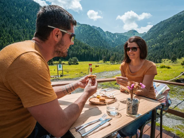 3 Dogs For 1 Crossing Dejeuner En Terrasse A Lhospice Du Rioumajou Refuge